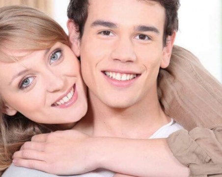 Плюсове и минуси на връзката с по-млад мъж