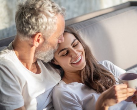 Секс с по-възрастен мъж: Минуси и плюсове