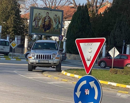 Шофьор паркира колата си на кръгово кръстовище в Асеновград