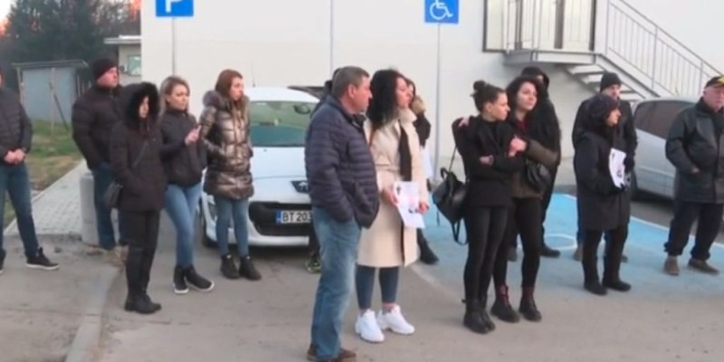 Близки на починал млад мъж на протест! Обвиняват лекарите