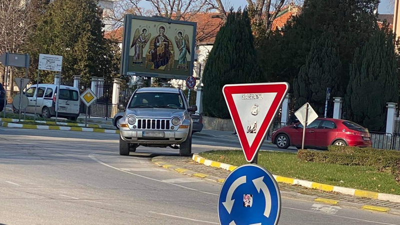 Шофьор паркира колата си на кръгово кръстовище в Асеновград