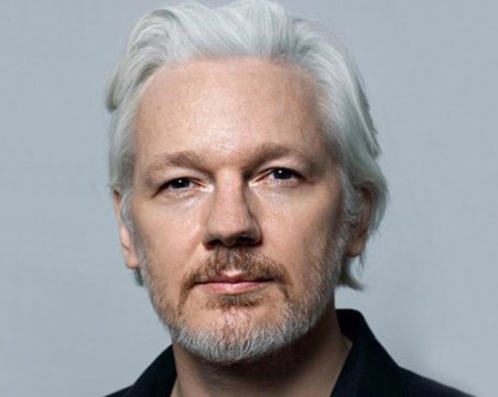 Джулиан Асандж иска да бъде пуснат от затвора за погребението на Вивиан Уестууд