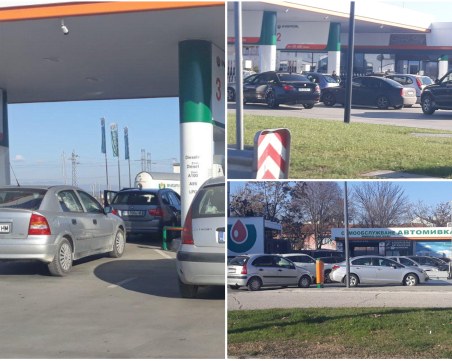 Като за последно! Огромни опашки се извиха на бензиностанциите в Пловдив