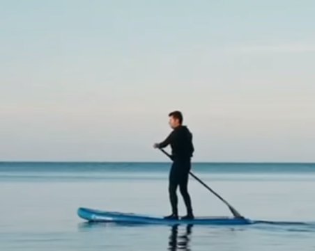 Кирил Петков яхна сърф и отправи пожелание за 2023 г.