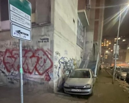 Шофьор с малка Корса паркира на необикновено място в София