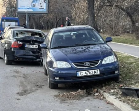 Шофьор причини две катастрофи в София на метри една от друга и избяга