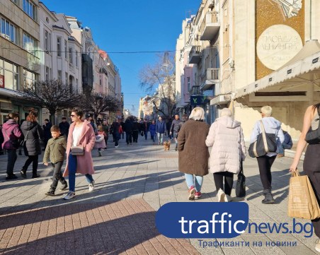 Слънце и пловдивчани по къси ръкави по Центъра в последния ден от 2022г.