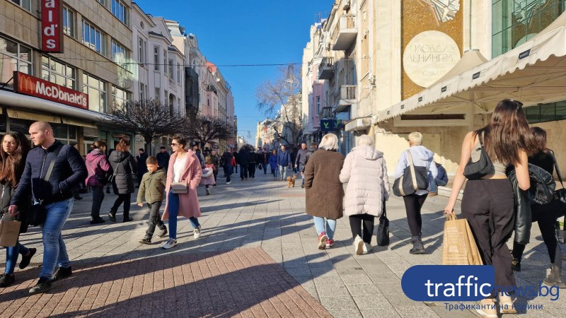 Слънце и пловдивчани по къси ръкави по Центъра в последния ден от 2022г.