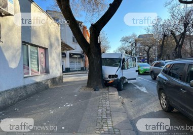 Микробус се заби в дърво в центъра на Пловдив Инцидентът