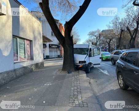 Микробус се заби в дърво на оживено кръстовище в Пловдив