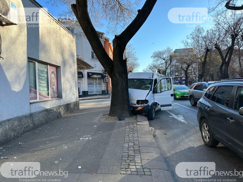 Микробус се заби в дърво в центъра на Пловдив. Инцидентът