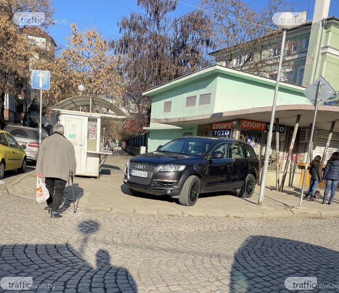 Нагло и цинично! Шофьор спря на тротоара в Кючука – псува мъж с инвалидна количка след забележка