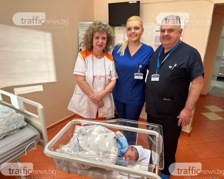 Баща и дъщеря са посрещнали в ръцете си първото бебе на годината в Пловдив