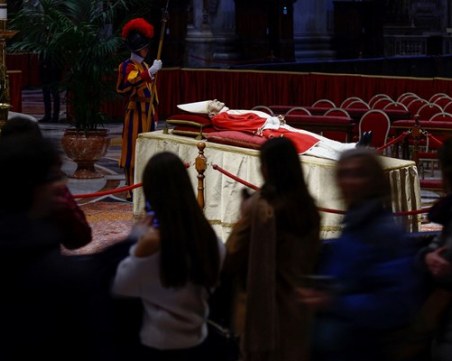 Десетки хиляди се поклониха пред тялото на папа Бенедикт XVI