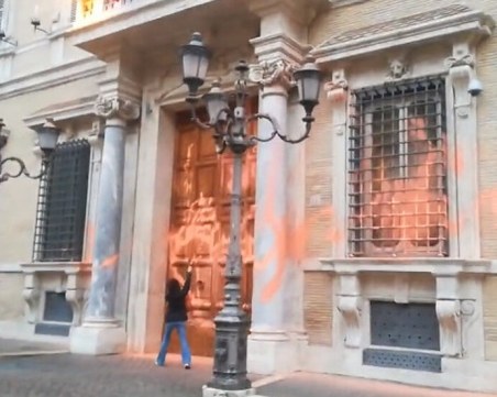 Климатични активисти заляха с боя италианския Сенат