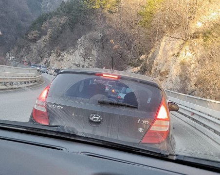 Огромно задръстване на пътя Смолян-Пловдив, колонтите са километрични