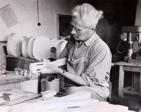 От картечницата до цигулката: Мъж превърна Казанлък в една от люлките на лютиерството в Европа