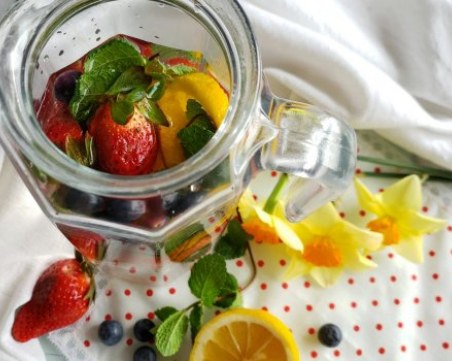 След празничните трапези - Плодова вода за детокс