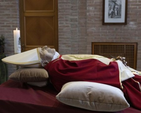 Започва поклонението пред почетния папа Бенедикт във Ватикана