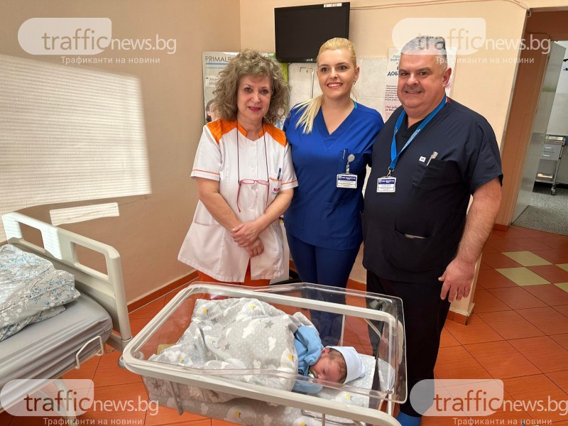 Баща и дъщеря са посрещнали в ръцете си първото бебе на годината в Пловдив