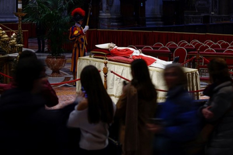 Десетки хиляди се поклониха пред тялото на папа Бенедикт XVI