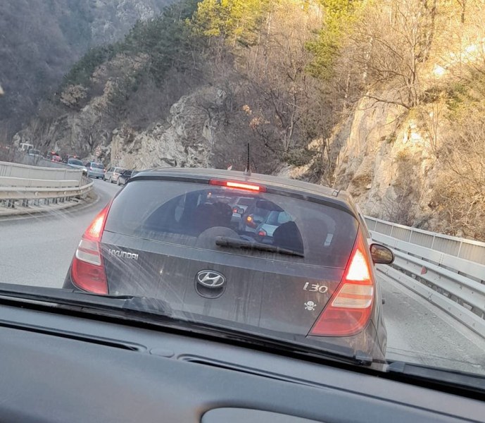 Километрична колона от автомобили задръсти пътя Смолян-Пловдив. След поредицата от