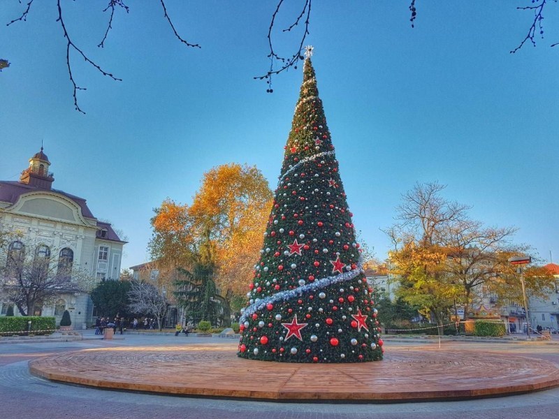 Слънчето и топло време в първия работен ден на 2023г.