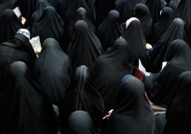 Иранската полиция започна отново да следи за носенето на хиджаб от жените