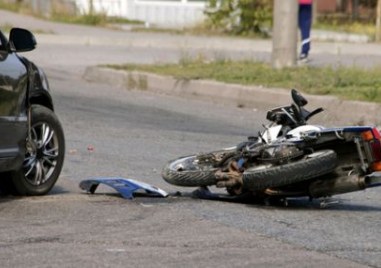Мотоциклетист е транспортиран в болница с опасност за живота след