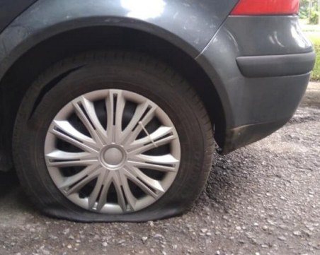 Британецът, нарязал гумите на над 60 коли в Добрич, ще бъде под домашен арест