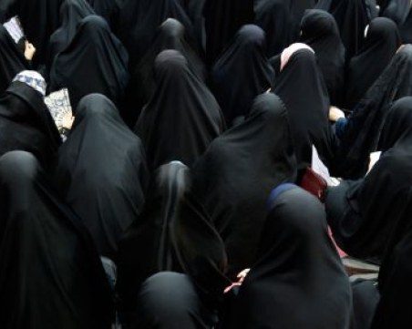 Иранската полиция отново следи за носенето на хиджаб от жените, които пътуват с коли