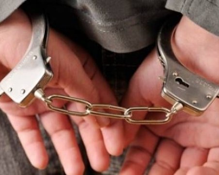 Мъж и жена бяха задържани при опит за кражба на сухи мезета