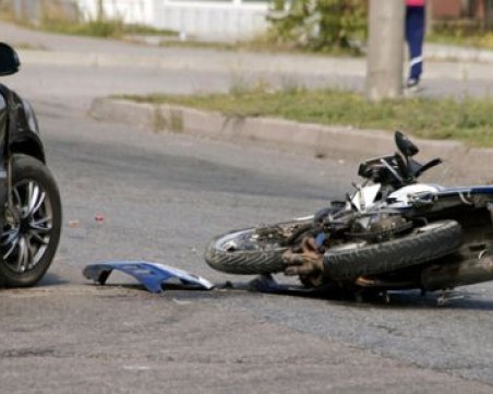 Мотоциклетист е с опасност за живота след катастофа в Първомай