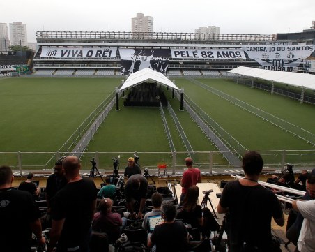 Над 230 000 души се сбогуваха с Пеле