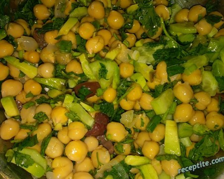 Отдайте се на лека храна след празниците със салата с нахут