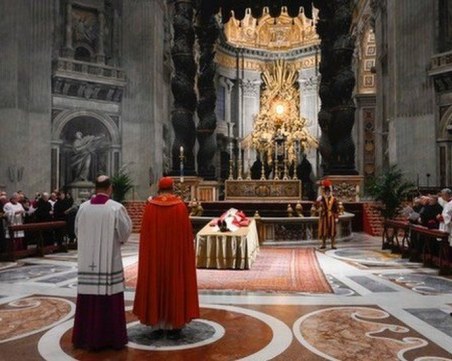 Стотици хиляди отдават почит на папа Бенедикт XVI