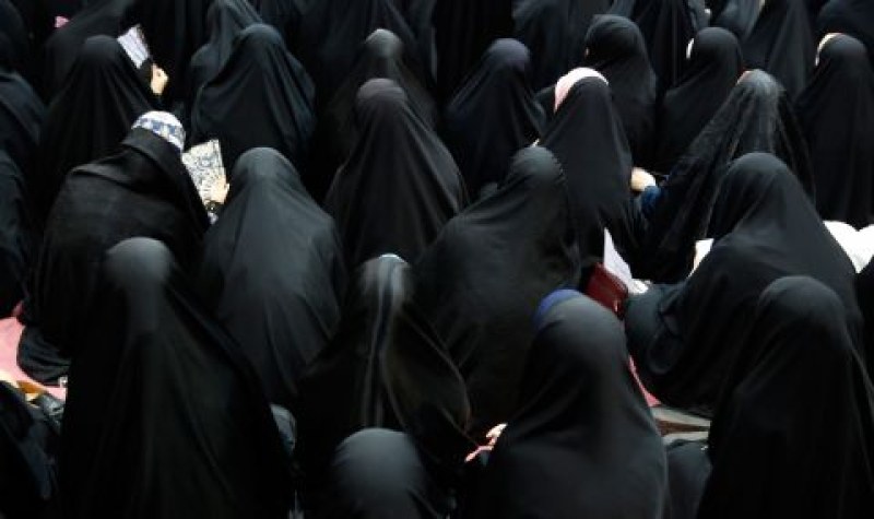 Иранската полиция започна отново да следи за носенето на хиджаб от жените,