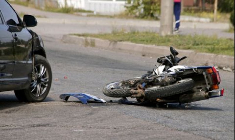 Мотоциклетист е с опасност за живота след катастофа в Първомай