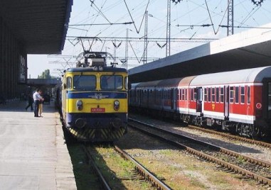 Бързият влак № 2612 от Варна за София престоява от