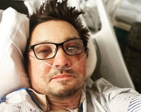 Актьорът Джеръми Ренър публикува селфи от болницата след инцидента със снегорин