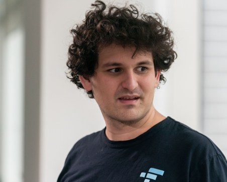 Арестуваният криптокрал на фалиралата борса FTX пледира невинен по тежки обвинения