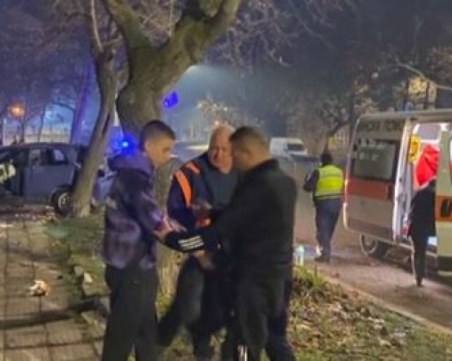 Дрогирана 18-годишна шофьорка се качи на тротоар и се вряза в блок