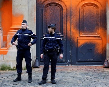 Екоактивисти надраскаха входа на канцеларията на френския премиер