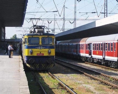 Около 100 души са пътували в авариралия влак Варна-София, няма пострадали