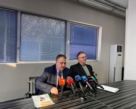 Полицаят, заловен да извозва мигранти, отдавна бил в схемата - трябвали му пари заради кредит