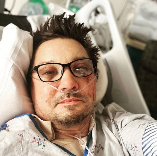 Актьорът Джеръми Ренър публикува селфи от болницата след инцидента със снегорин