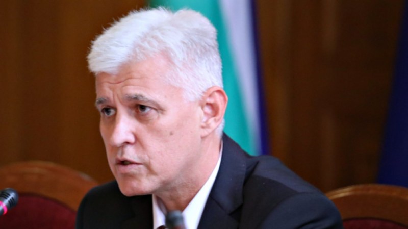 Киев поиска от България бронетанкова техника, съобщи министърът на отбраната по време