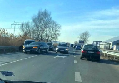 Три коли са се ударили на Околовръстното шосе на Пловдив