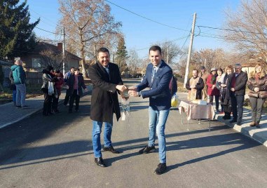 Лентата прерязаха кметът на община Родопи Павел Михайлов и кметът
