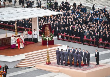 Погребаха почетния папа Бенедикт XVI Тленните му останки бяха положени в три
